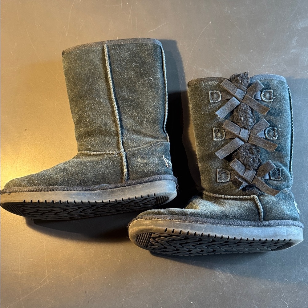 Kookaburra Victoria Uggs Boots - Black with Bows